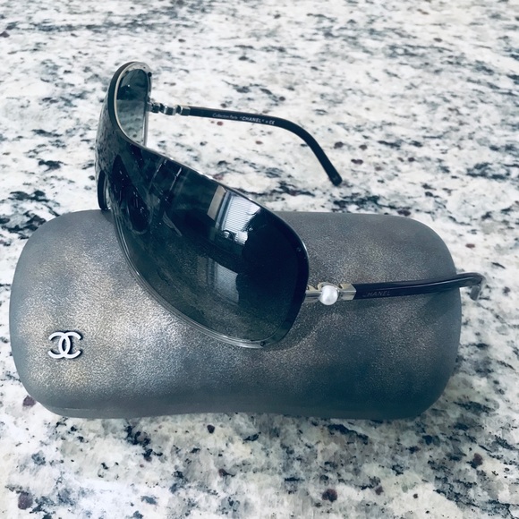 Chanel pearl sunglasses - Picture 5 of 8